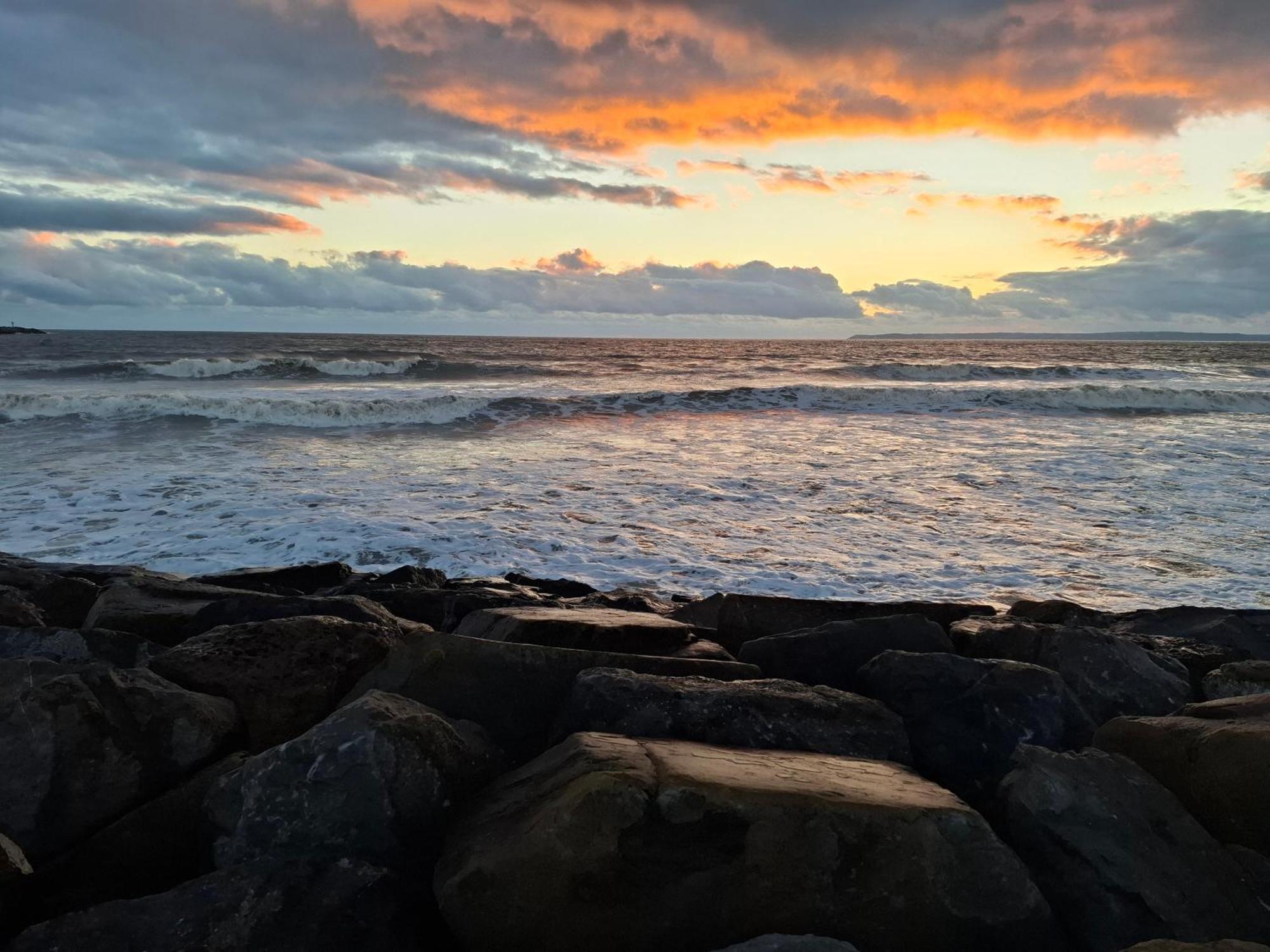 Driftmark Beachfront Location Aberavon Beach Sea Views Large Driveway Parking Private Site Fibre Optic Wi Fi Port Talbot Dış mekan fotoğraf
